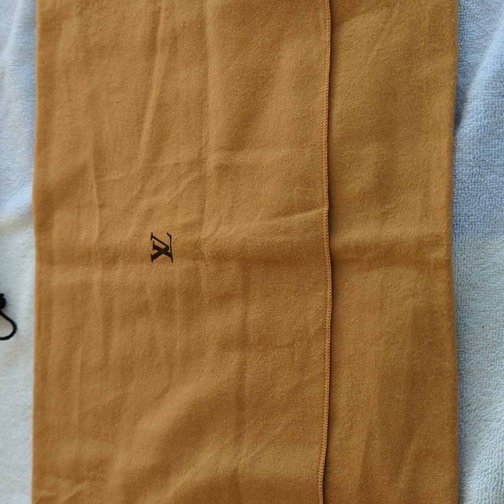 Louis Vuitton - Picture 7 of 7